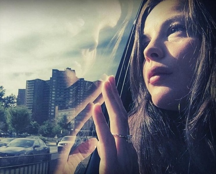 Liv Tyler so zásnubným prsteňom